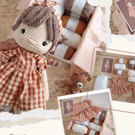Il est enfin en ligne ! ✨

Je suis tellement heureuse de vous présenter Lison, jolie poupée et son doudou 🤎

Mon tout nouveau kit crochet est disponible dès maintenant sur la boutique !

Le kit contient tout le nécessaire pour réaliser Lison et sa peluche :
- Le tutoriel détaillé et illustré
- 7 pelotes Ricorumi
- Les fils à broder
- Les yeux de sécurité
- La ouate de rembourrage
- Un marqueur de maille
- Une robe et un turban cousus artisanalement

J'espère que cette jolie poupée vous plaira autant que j'ai aimé la créer. 

💌 Commentez juste en dessous et je vous envoie automatiquement le lien vers le kit.

#pensebonheur #crochet #amigurumi #amigurumis #kitcrochet
